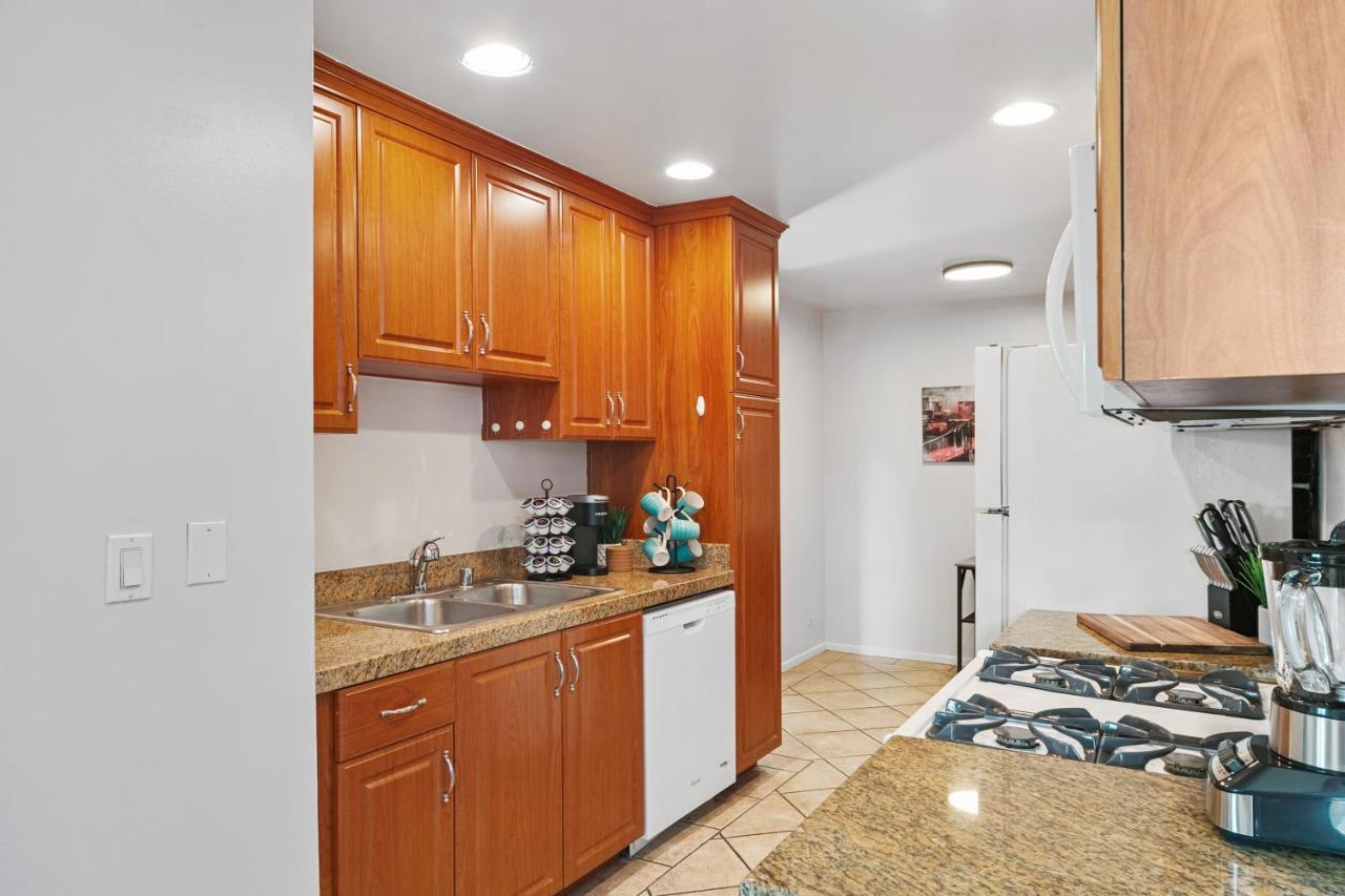 Beverly Hills Chic 2 Bed 2Bath With Patio And Parking 309 Los Angeles Bagian luar foto