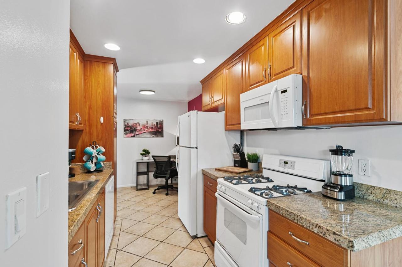 Beverly Hills Chic 2 Bed 2Bath With Patio And Parking 309 Los Angeles Bagian luar foto